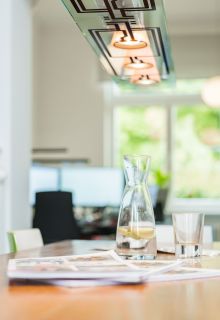 Meeting Tisch mit Heften und Wassergläsern