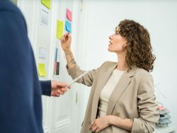 Mitarbeitende arbeiten an einem Konzept mit Post-It´s