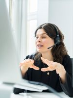 Mitarbeiterin im Online Call